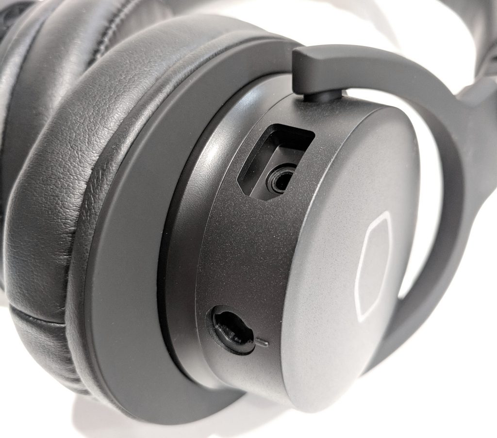 Cooler Master MH752 Gaming Headset plugs 